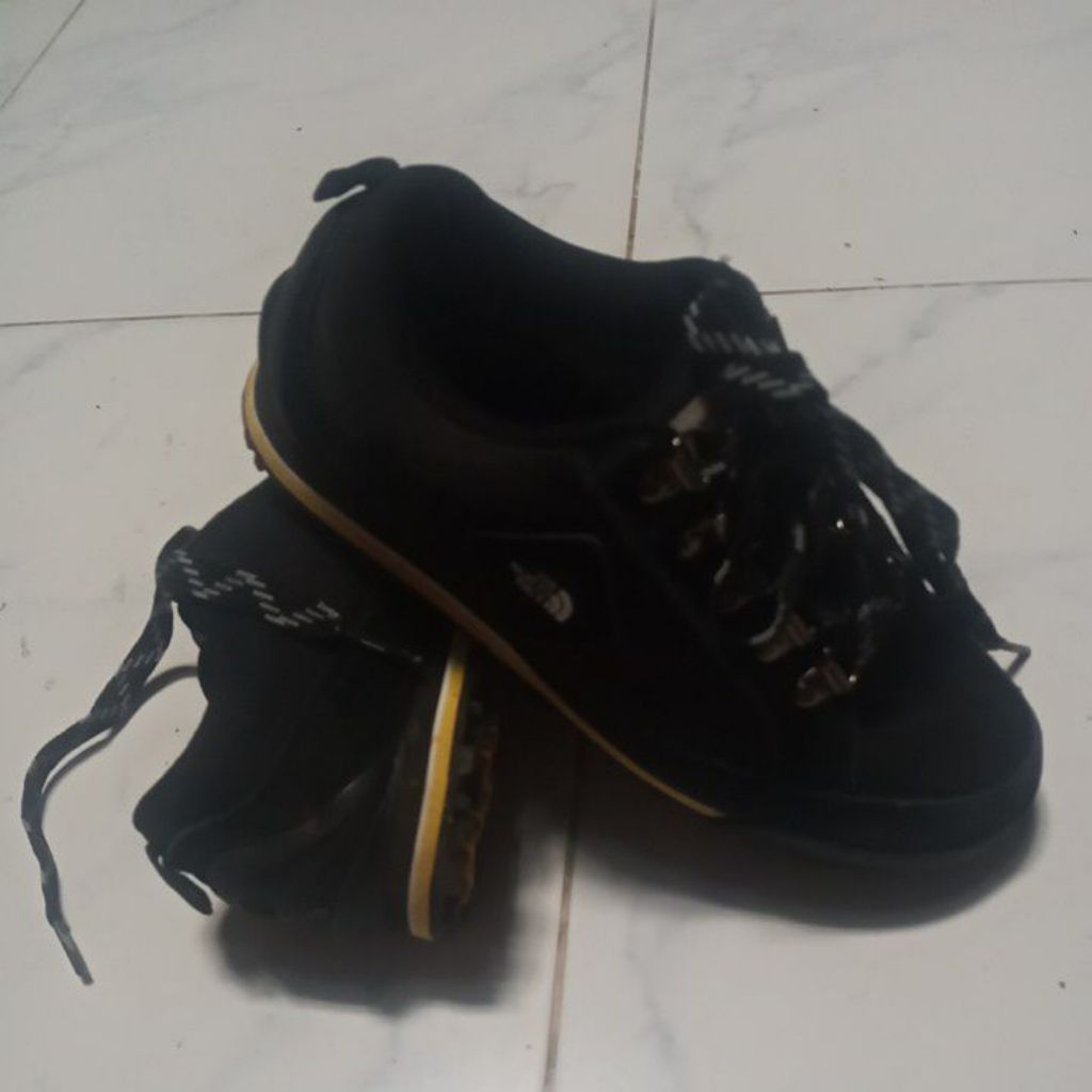 รองเท้าเดินป่า The North Face