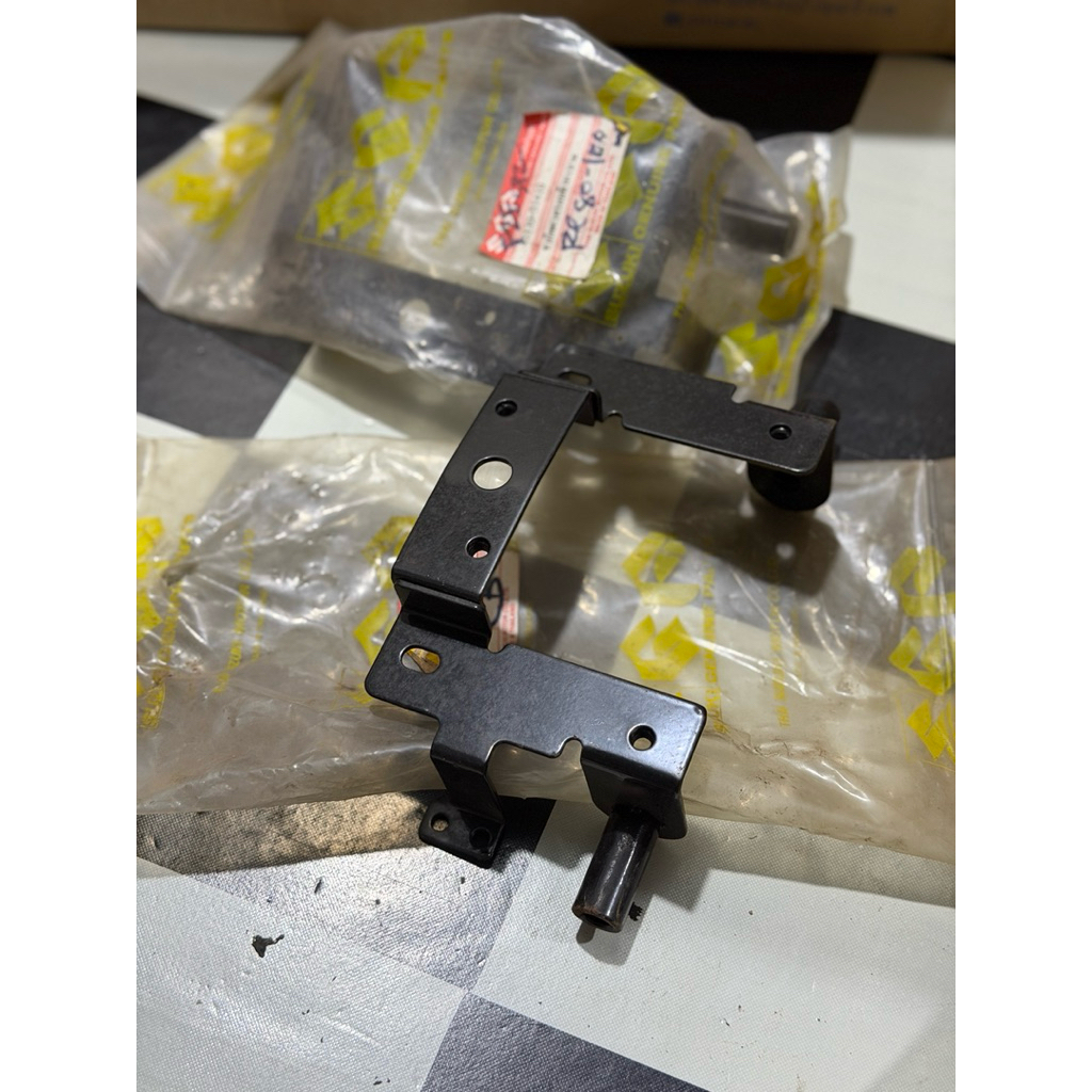 เหล็กยึดฝาครอบท้ายเบาะRC100แท้