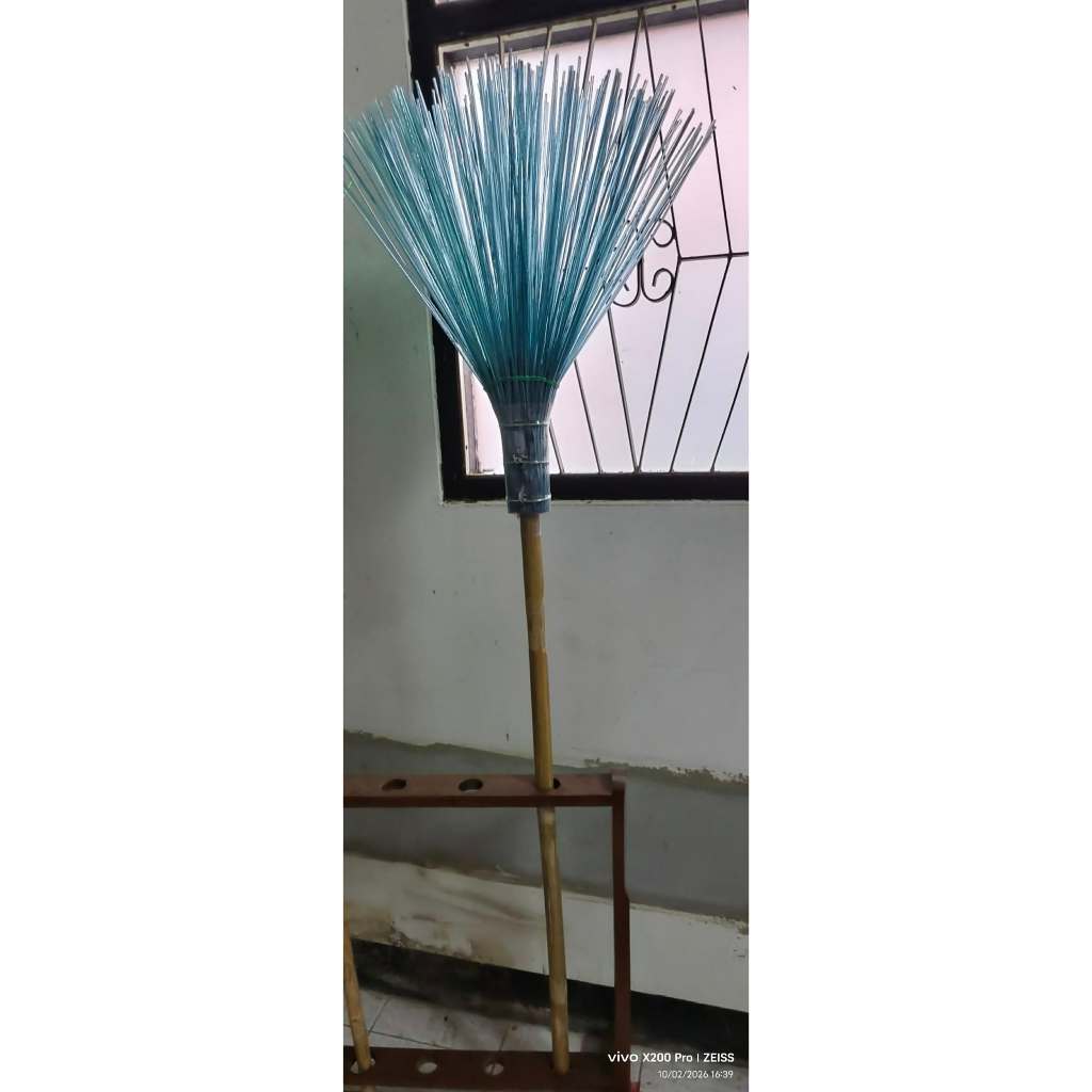 ไม้กวาดขวดพลาสติกรีไซเคิล สีฟ้าอมเขียว  จำนวน  1  ด้าม
