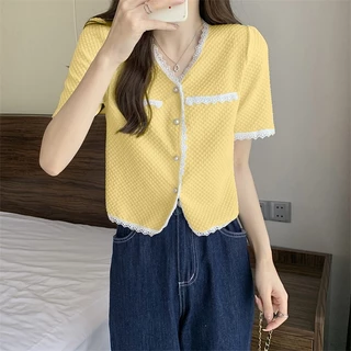 Kicks เสื้อผ้าสตรีคอวี ตกแต่งด้วยลูกไม้สีตัดกันบริเวณหน้าอกและปลายแขน