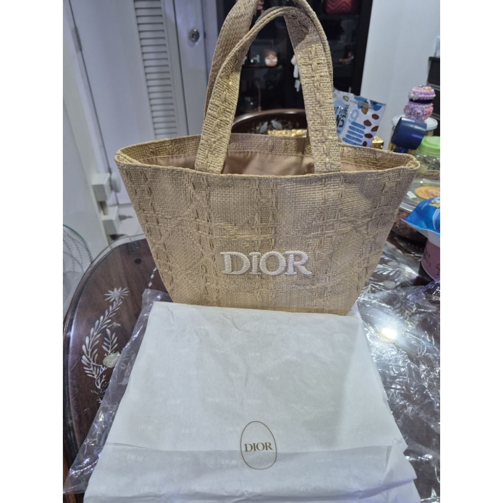 กระเป๋าสานทรงถือ แบรนด์แท้ dior จากเคาน์เตอร์เครื่องสำอาง