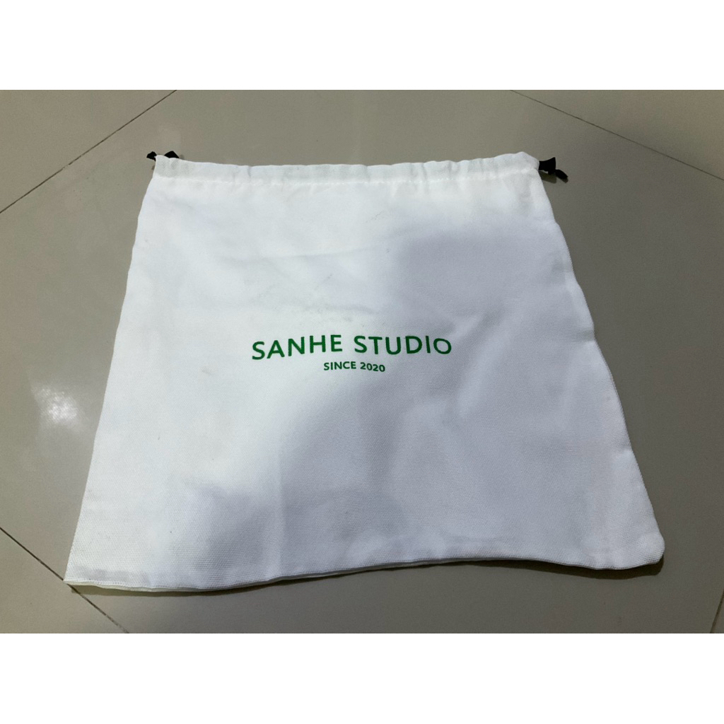 ถุงผ้าหูรูดสีขาวสกรีนโลโก้ Sanhe Studio ขนาด 36x36 ซม