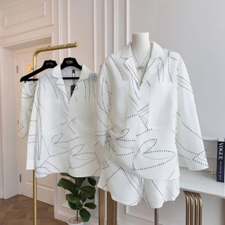 (พร้อมส่ง)ชุดเซ็ต(เสื้อ+กางเกง )ผ้า Cotton Twill สีขาว ดีไซน์ลายกราฟฟิกให้ความมินิมอล เสื้อทรงคอปก (Black Dot Set)
