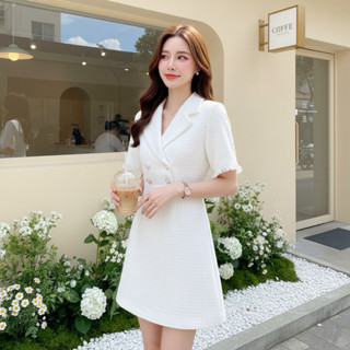 [LISA] A1240 ชุดเดรสกระโปรงคอปกแขนสั้นแต่งขอบรุ่ยกระดุมไข่มุ…