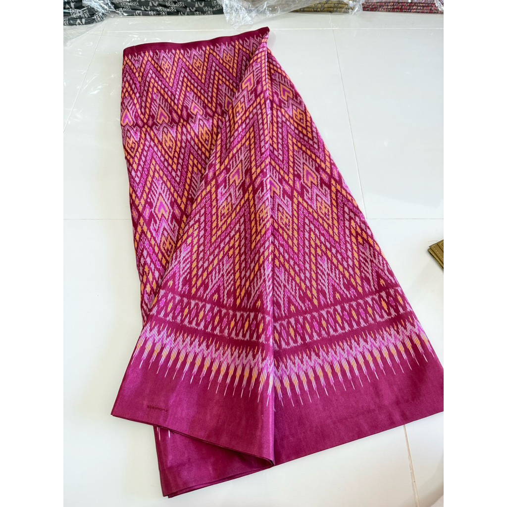 ผ้าถุงสำเร็จแบบป้ายติดตะขอไหมรังขาวทอลายทัังผืนผ้านิ่มใส่สบาย ตัดสำเร็จพร้อมใส่ อัดซับกาวเรียบร้อย