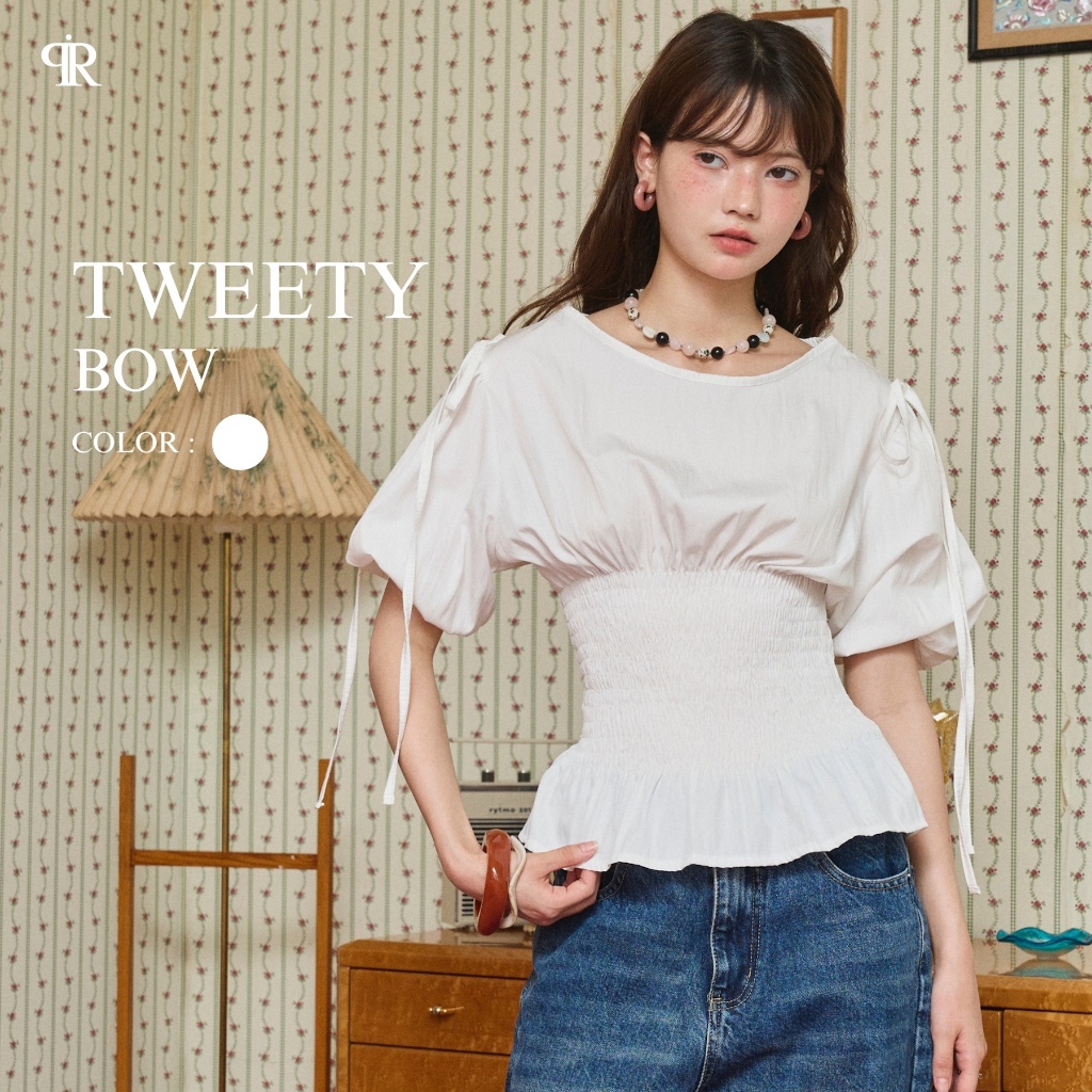 Panchitar Tweety Bow – เสื้อสีขาวทรงผู้หญิง คอกว้าง ดีเทลสม็อกช่วงลำตัว ช่วยเก็บทรง แขนตุ๊กตาทรงพอง
