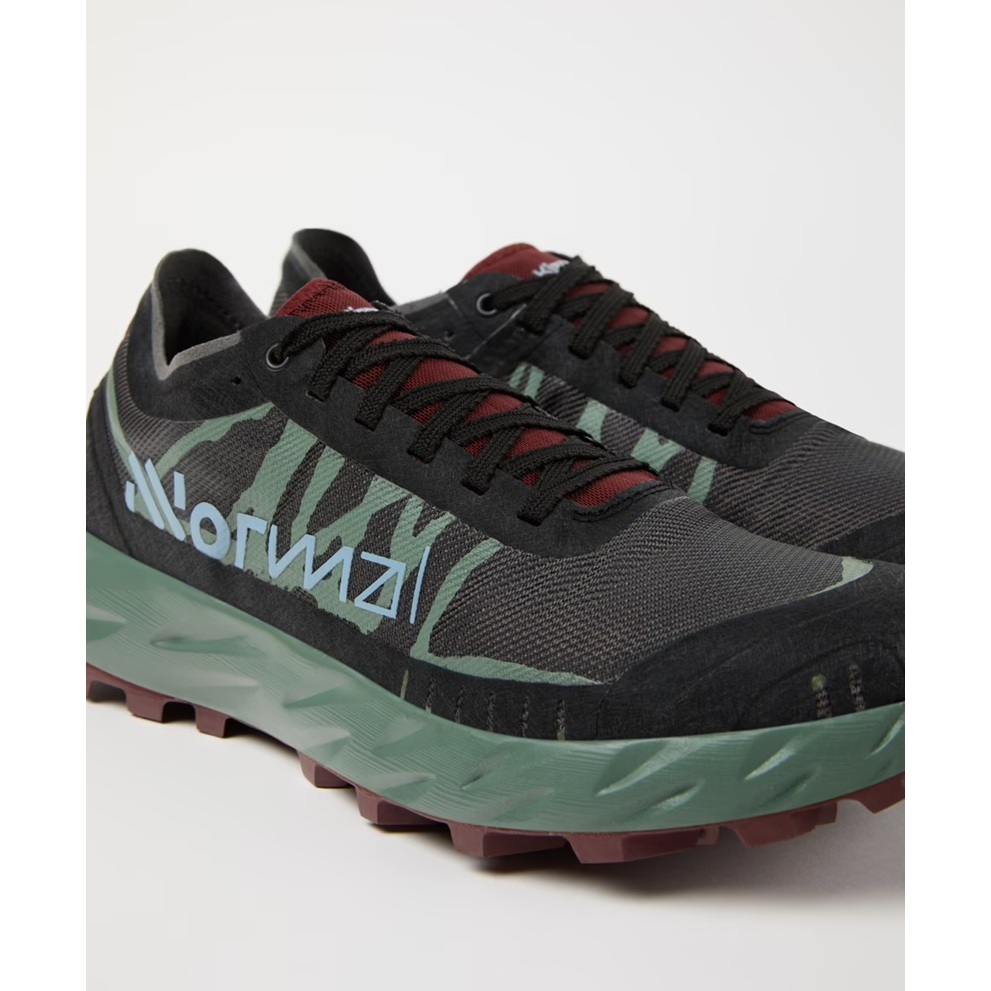NNORMAL Kjerag Brut รองเท้าวิ่งเทรลผู้ชาย ประสิทธิภาพ | ภูมิประเทศทางเทคนิค | การระบายน้ำ | Vibram® 