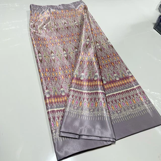 ผ้าถุงสำเร็จแบบป้ายติดตะขอไหมรังขาวทอลายทัังผืนผ้านิ่มใส่สบาย ตัดสำเร็จพร้อมใส่ อัดซับกาวเรียบร้อย