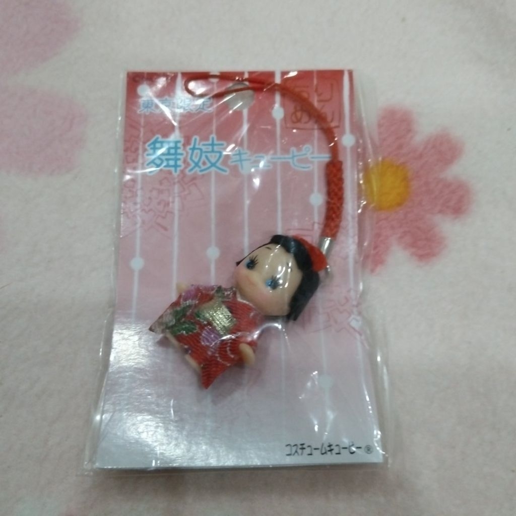 พวงกุญแจคิวพี (Kewpie) ในชุด ไมโกะ (Maiko) ซึ่งเป็นสินค้าที่ระลึกประเภท Gotochi Kewpie