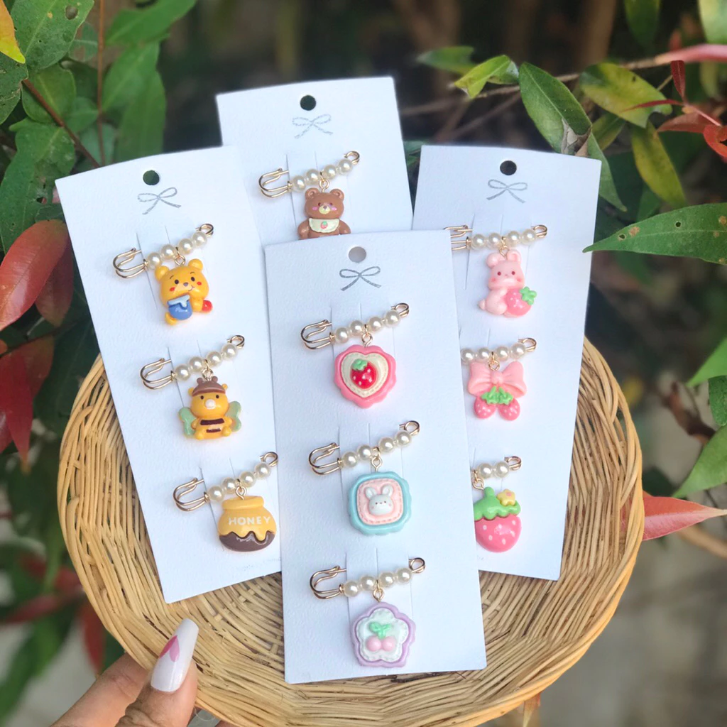 Nov2 เข็มกลัดสีคนท้อง 3 ชิ้น ขนาด 3.5 ซม. ติดแน่น ไม่เป็นรู brooch ติดเสื้อผ้า กระเป๋า ฮิญาบ ปรับเอวกางเกง