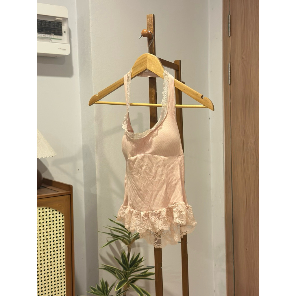 Begins 23 เสื้อกล้ามสายเดี่ยวคล้องคอแต่งขอบลูกไม้สีชมพูน่ารัก เสื้อกล้ามสายเดี่ยวคล้องคอแต่งขอบลูกไม