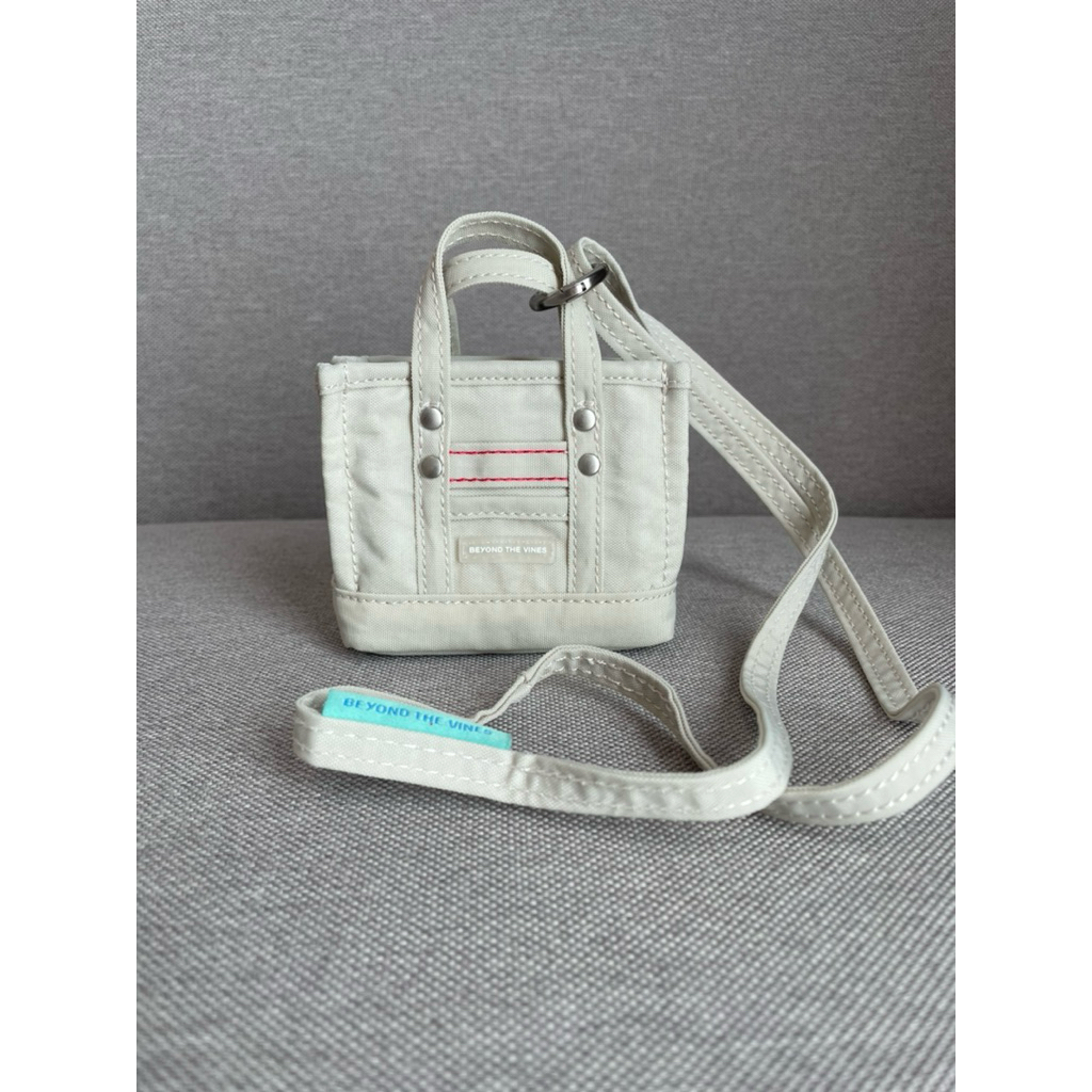 กระเป๋า Beyond the vines รุ่น crunch carryall 0.1 มีสายห้อยคอ มือสองเหมือนใหม่