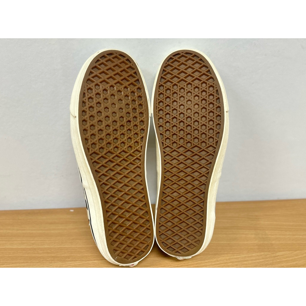 รองเท้ามือสอง✌️ V .@n s 🏁 size: 40.5/26