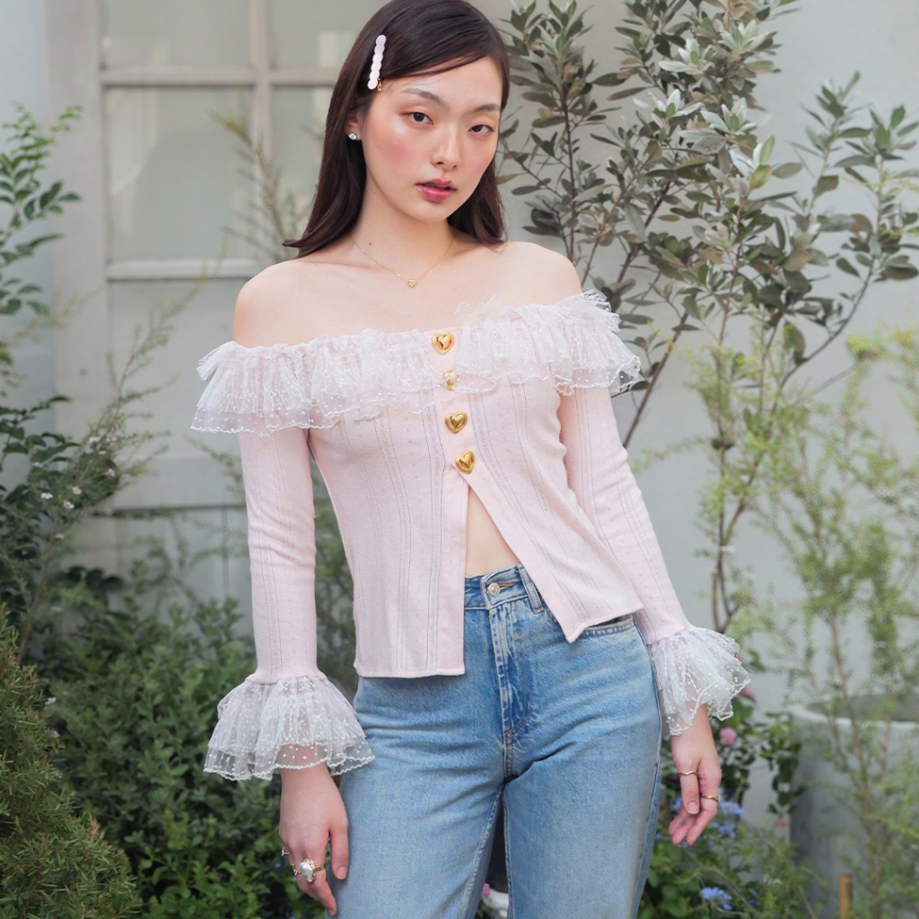 LUCA STUDIO_Jolene top (Pre-order 6 July) - เสื้อปาดไหล่ผ้ายืดคอตต้อนสีชมพูอ่อน ตกแต่งระบายลูกไม้ แต่งกระดุมหัวใจสีทอง