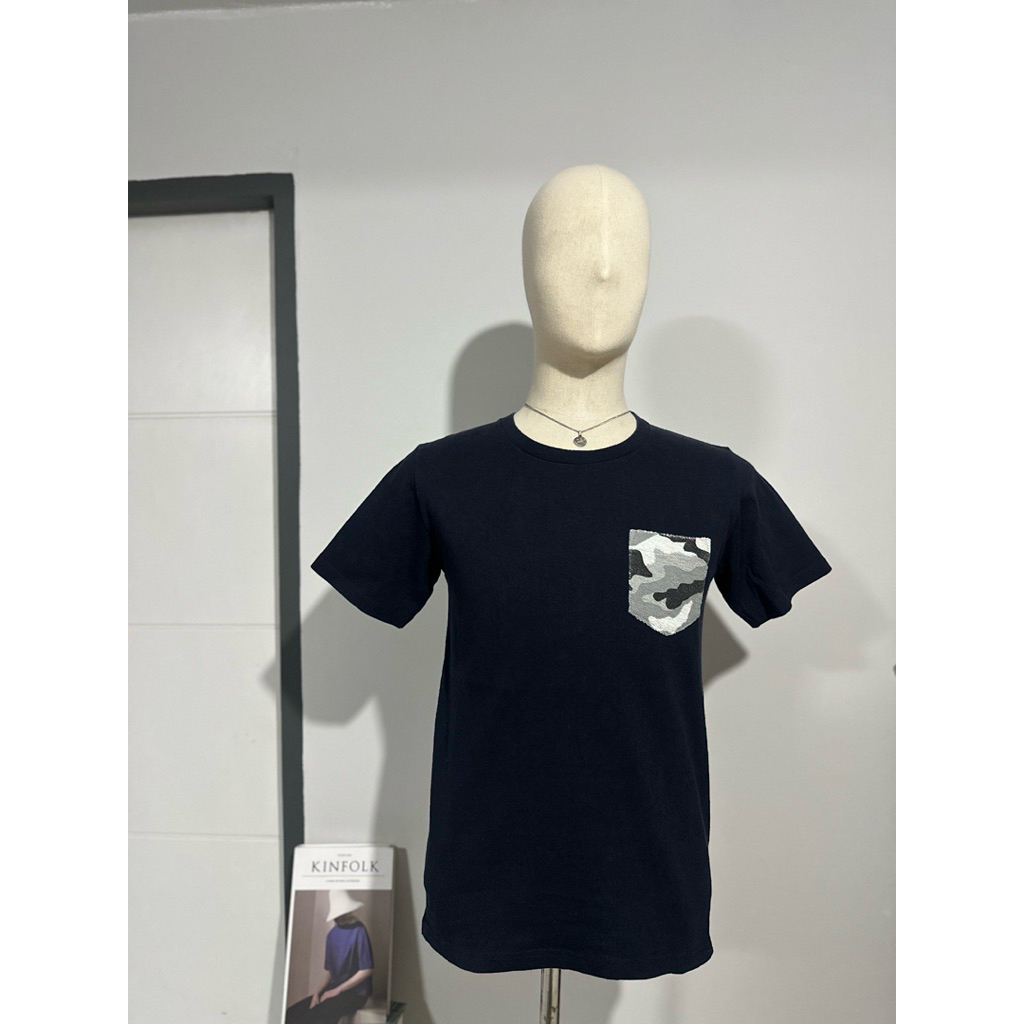 [สภาพดี!] เสื้อยืด UNITED ARROWS (A DAY IN THE LIFE) สีกรมเข้ม ปักกระเป๋าลายพราง ไซส์ S