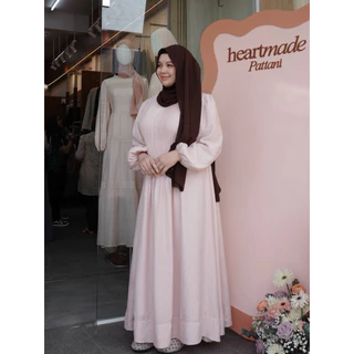 Heartmade-Karlyn dress🥀(สินค้าพร้อมส่ง)เดรสยาวจีบหน้าซิปซ่อนยาวเชือกผูกเอวติดกับชุด🪡
