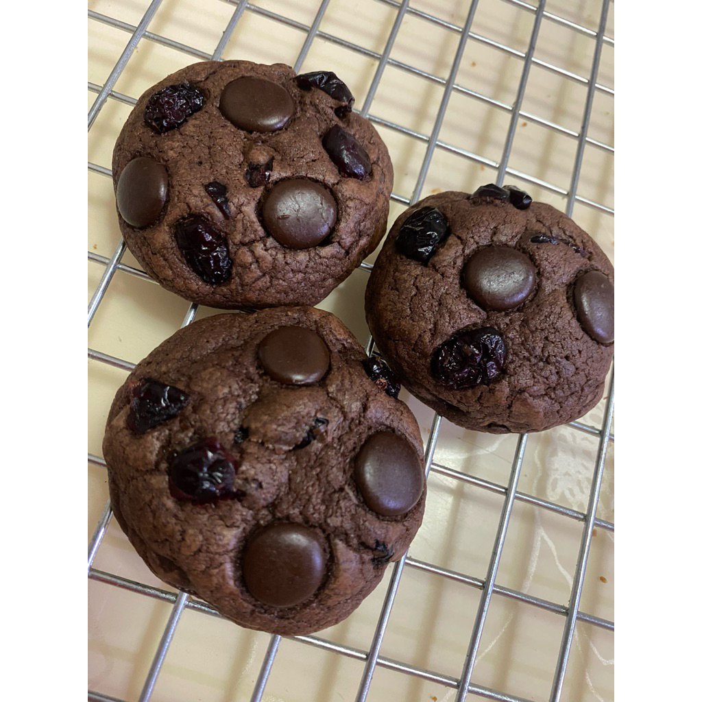 ซอฟต์คุกกี้ช็อคโกแลตแครนเบอร์รี่ home-made soft-baked chocolate cranberry cookies