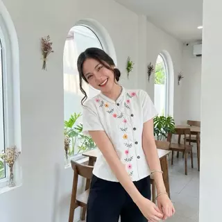 เสื้อผ้าฝ้ายผู้หญิง ทรงป้ายปักดอกเดซี่ งานปักมือ Handmade
