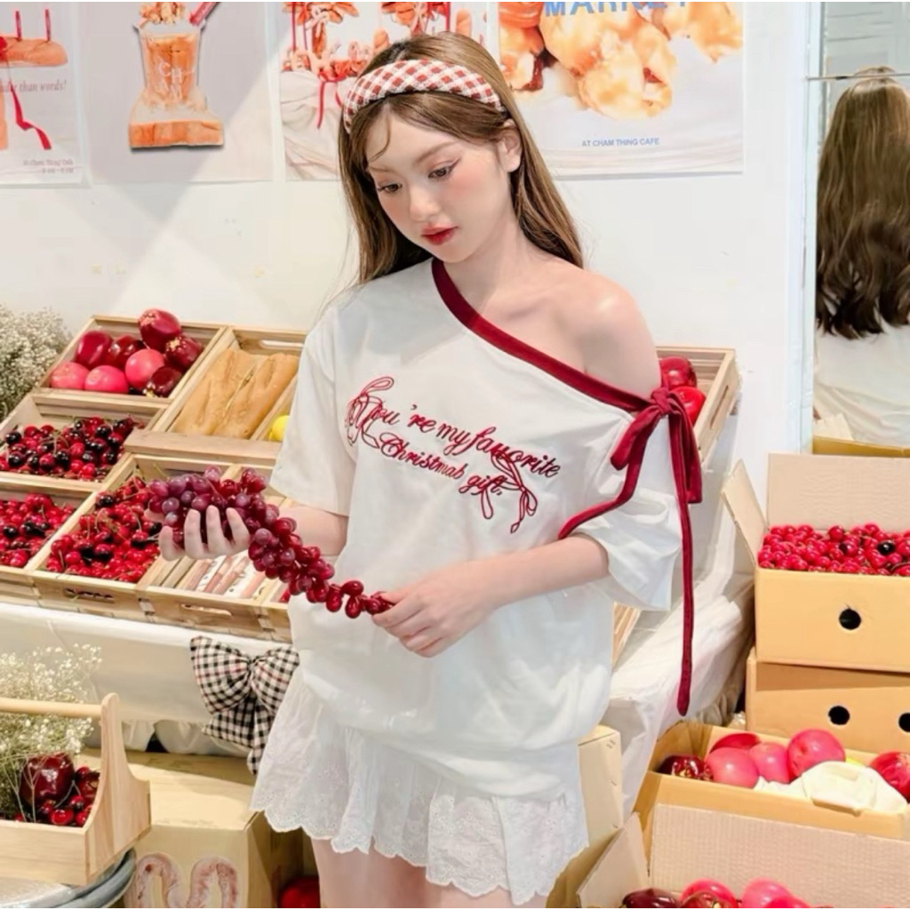 RIKA - DOBBY เสื้อยืดปาดไหล่ oversize