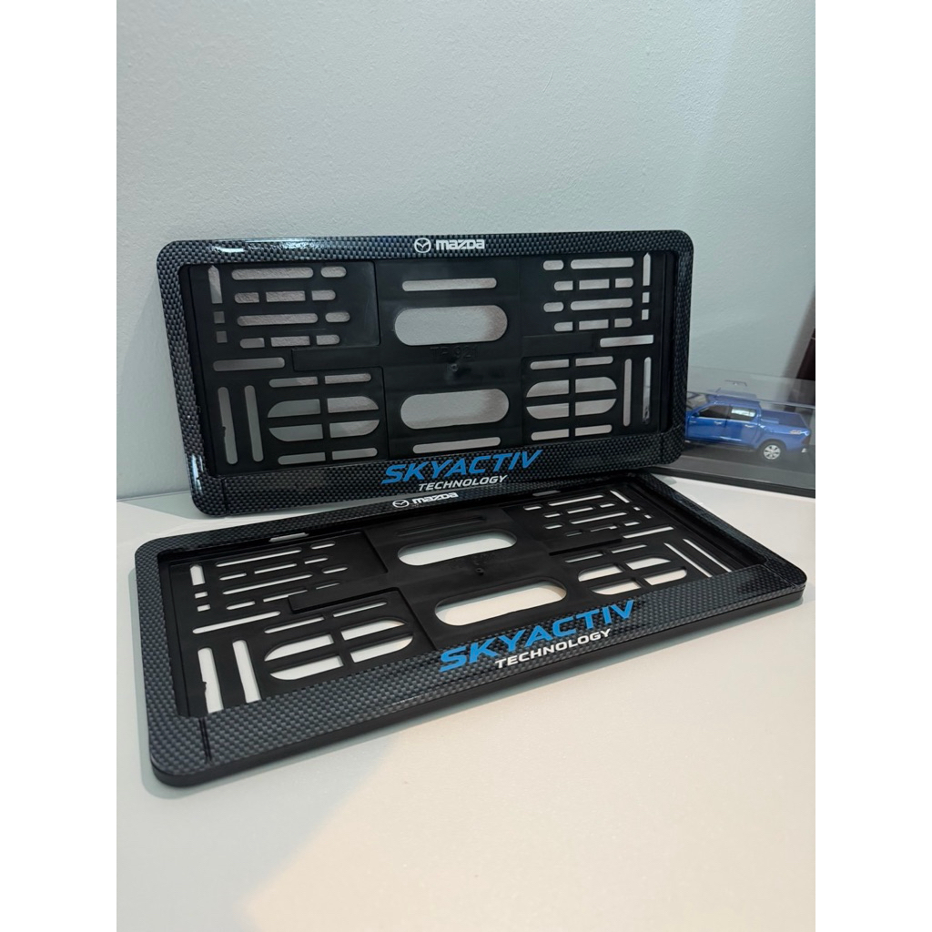 MAZDA กรอบป้ายทะเบียนรถยนต์พลาสติก ชุบปลายเคฟล่า พร้อมสกรีน