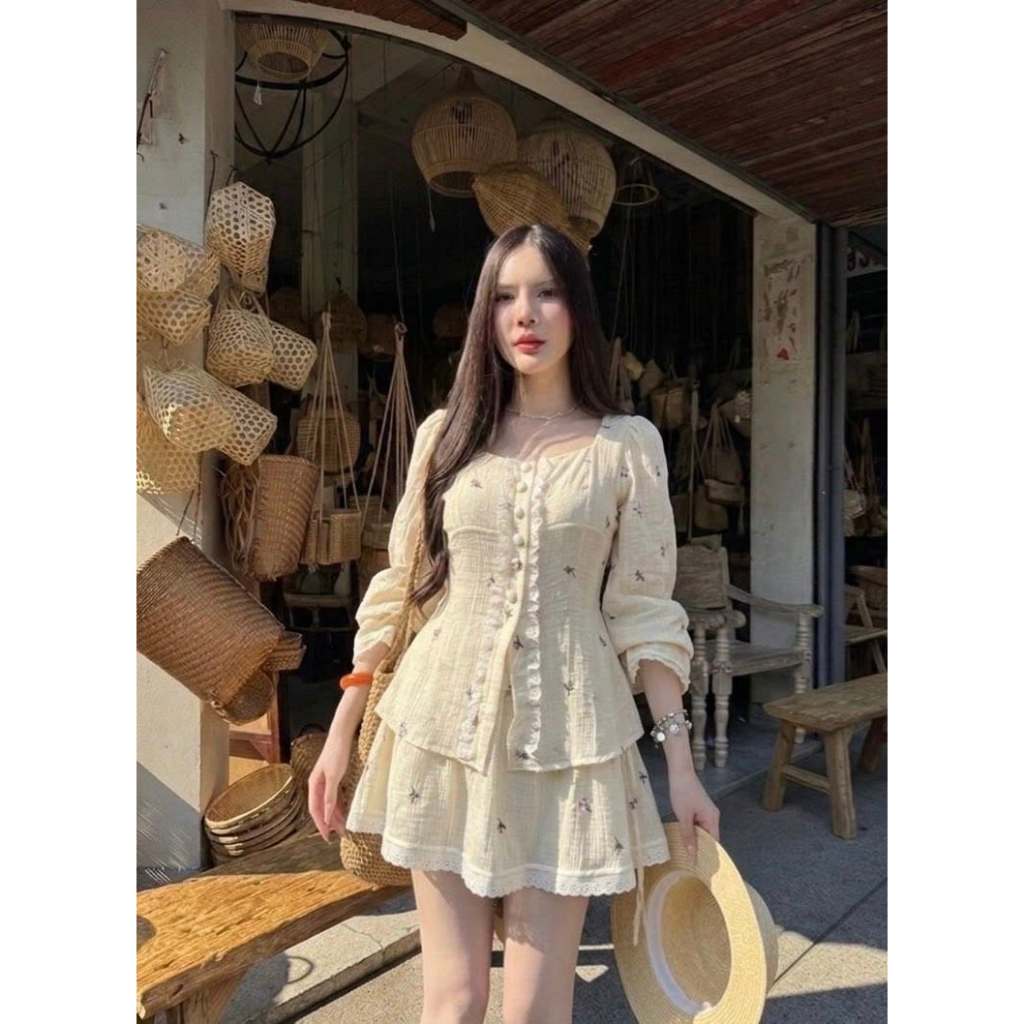 Chaaim Shop ❤️Y189 ป้ายเดชานัท เซ็ตสีครีมปักลายดอก เสื้อแขนยาวกระดุมหน้าแต่งขอบระบายฉลุ+กระโปรงสั้น(