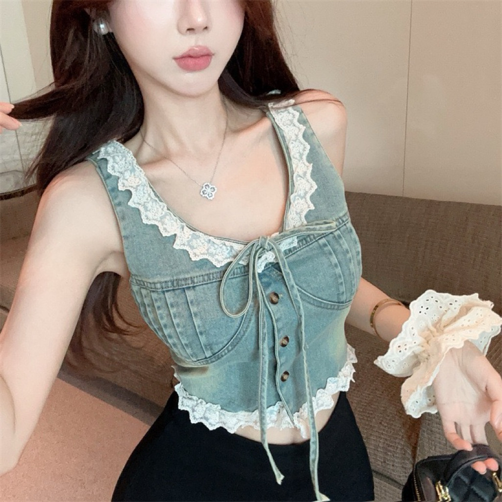 มี2สี พร้อมส่ง80036# เสื้อยีนส์แขนกุด สายเดี่ยว แต่งริมลูกไม้ ผูกโบว์ มีกระดุมหน้าใช้งานได้จริง