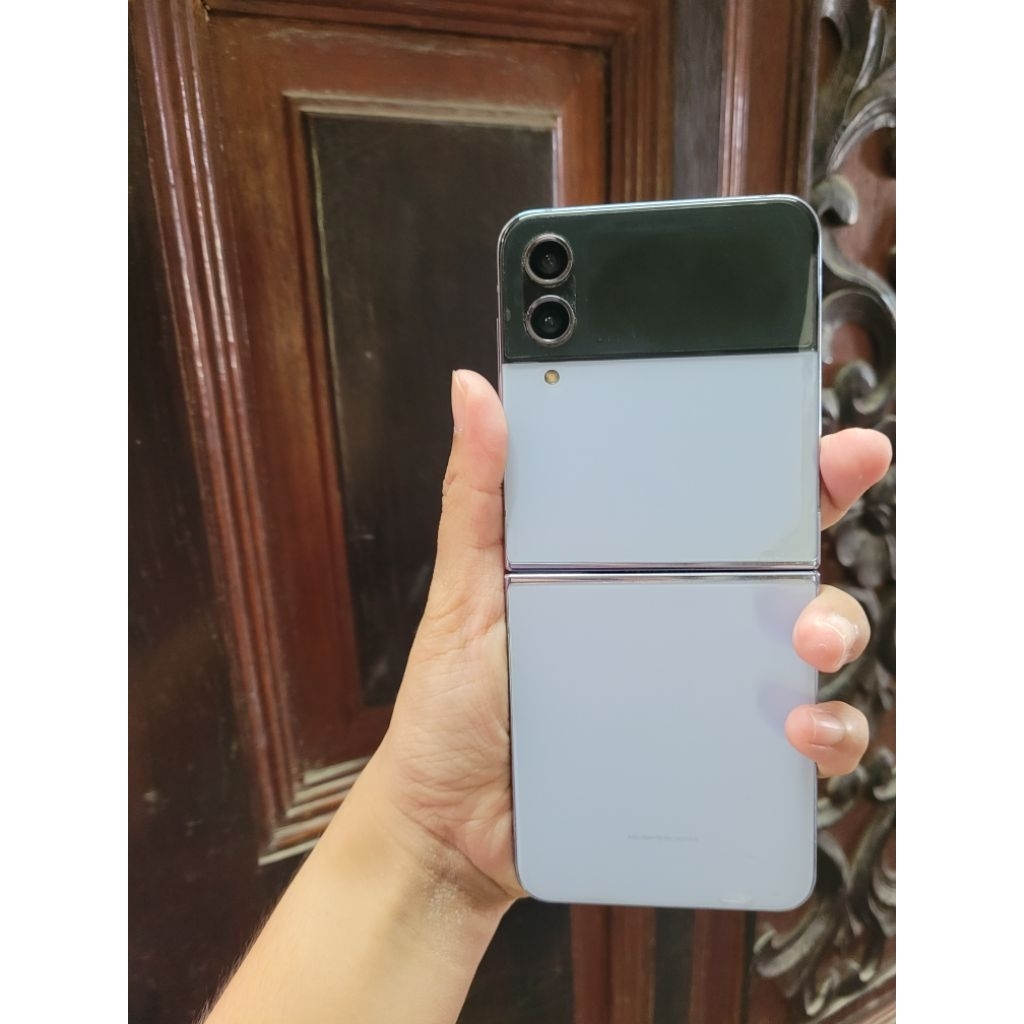 พร้อมส่ง samsung z flip4 256gb สีฟ้า มือสอง จอสวย/ฝาหลังรอย
