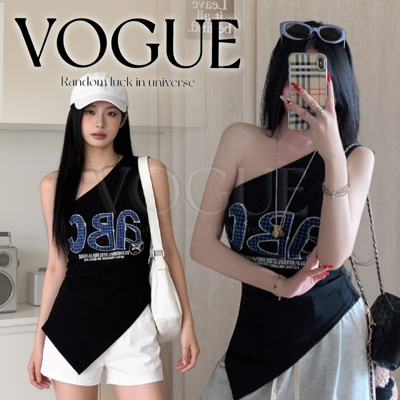 Vogue🌟พร้อมส่ง🌟 เสื้อแฟชั่นผู้หญิง กล้ามปาดไหล่ สไตล์ชายเสื้อเฉียง ดีเทลสกรีนตัวหนังสือ (FY5558)