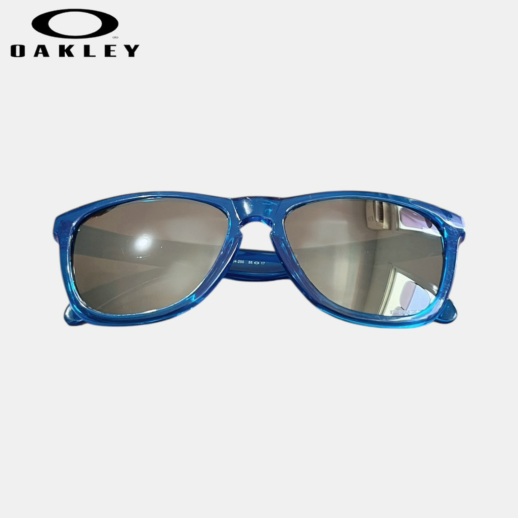 แว่นกันแดดมือสอง Oakley รุ่น Frogskin สีน้ำเงินใส ขนาด 55 mm. เลนส์ทำใหม่ Polarize สภาพดี ไม่มีตำหนิ