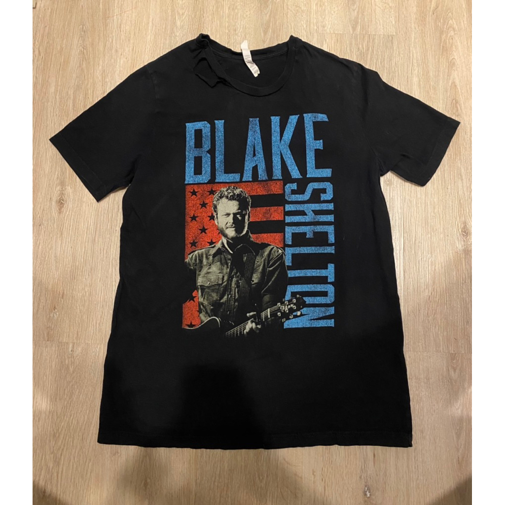 รหัสA1 BLAKE SHELTON -CANVAS T-Shirt ขนาด: อก 42นิ้ว ยาว 30นิ้ว  ตำหนิ: ขาดบริเวณคอเสื้อ ราคา: 240บา