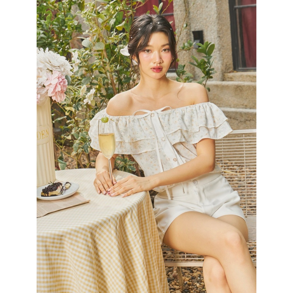 ส่งต่อ Kokiji - Chereen Top (Pinot Grigio) เสื้อปาดไหล่ลายดอกไม้สีขาว