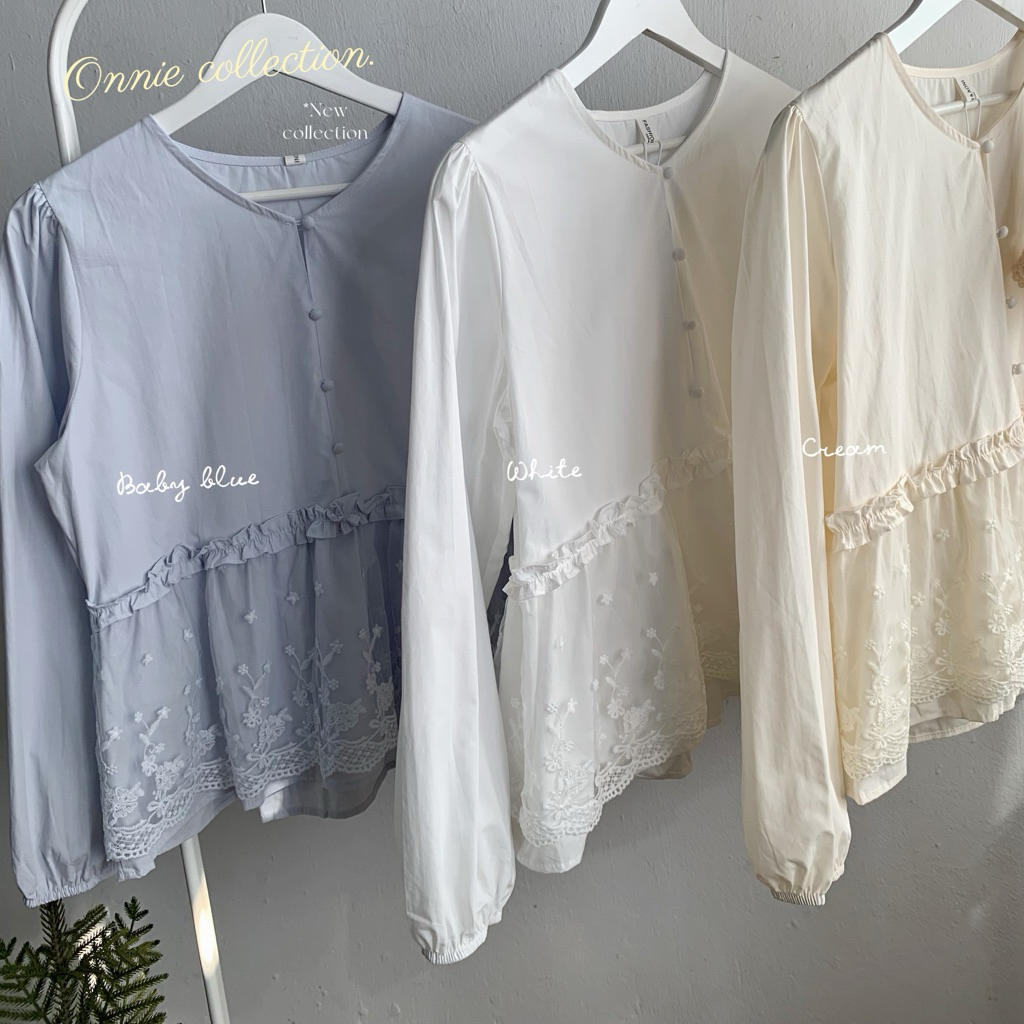 onnie Collection (A10)〰️☁️ เสื้อตัวปล่อยแต่งลูกไม้ทับ 2ชั้นต่อระบายรอบตัว  คอกลมเจาะ แต่งกระดุมปั้มห