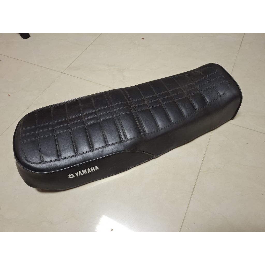 เบาะ Yamaha RX100-RX125-RD90 แบบหนังเบาะปาดบาง พื้นเหล็กของใหม่งานเก่าเก็บสภาพสวยๆหนังเบาะไม่ขาดพร้อ