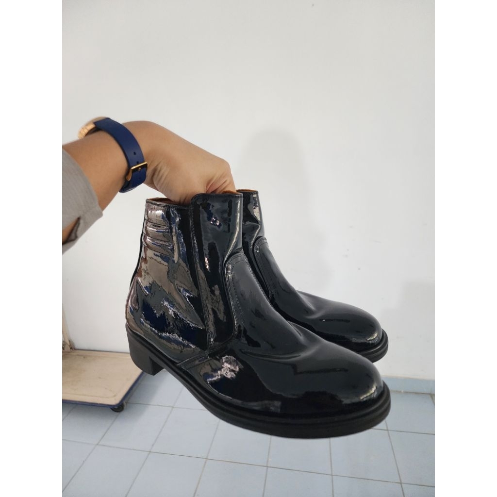 ฮาฟสั้นหนังแก้วแท้ รองเท้าบูธ