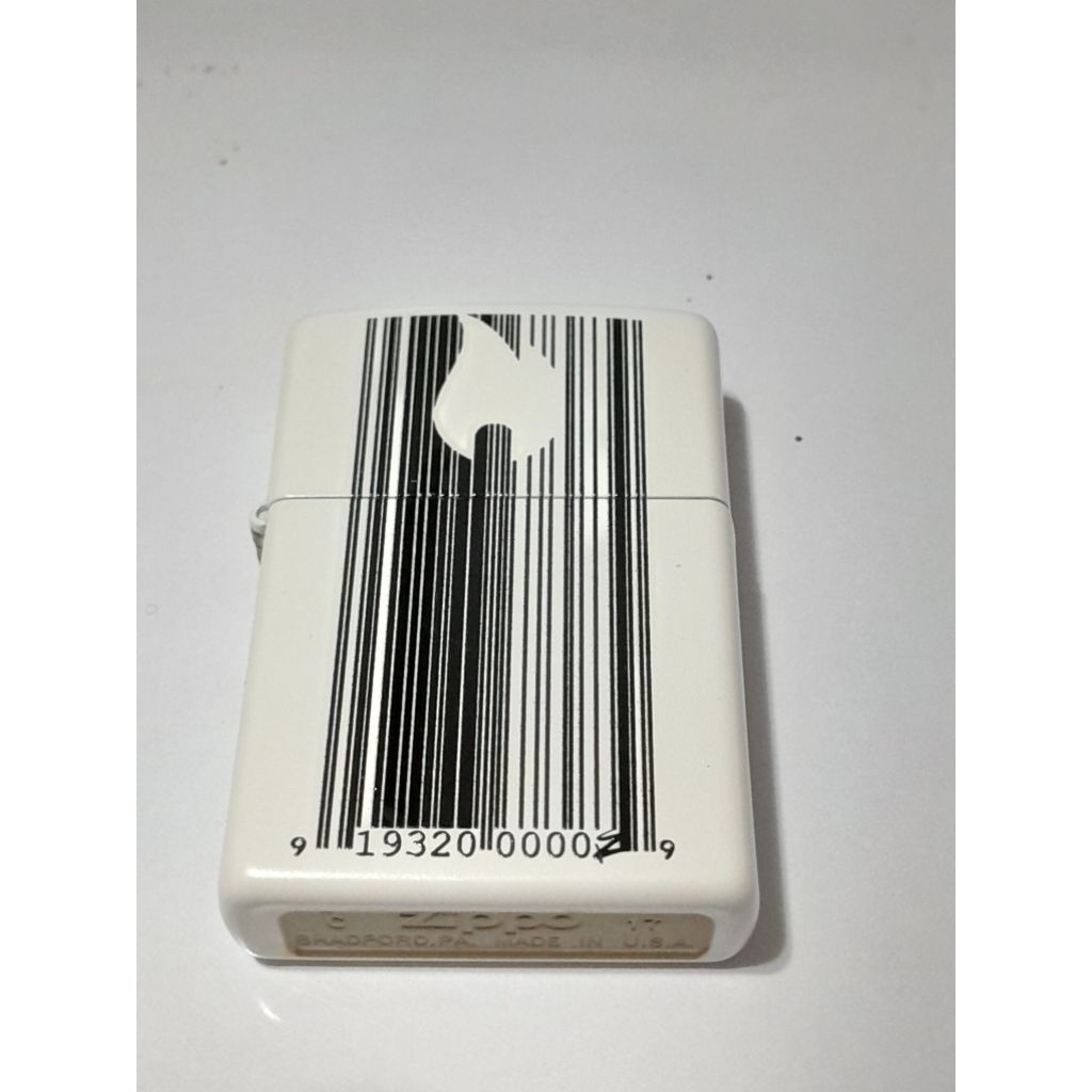 อะไหล่เฉพาะถังนอก zippo ขนาดมาตรฐาน ผลิตปี 2017 สีขาว ลายแบบสกรีน รูปบาร์โค้ดเปลวไฟ zippo ของใหม่ไม่