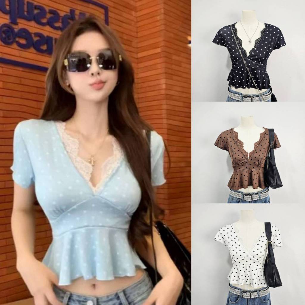 SPND【พร้อมส่ง】เสื้อครอปผู้หญิงลายจุด คอวีแต่งลูกไม้ แขนสั้น ชายระบาย ทรงเข้ารูป สไตล์เกาหลี มี4สี(A9543)