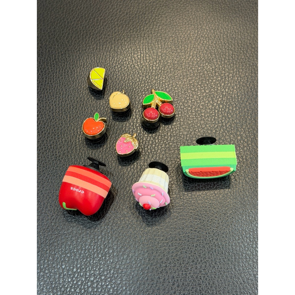 crocs ส่งต่อ | jibbitz มี 2 set ของแท้ ไม่เคยใช้