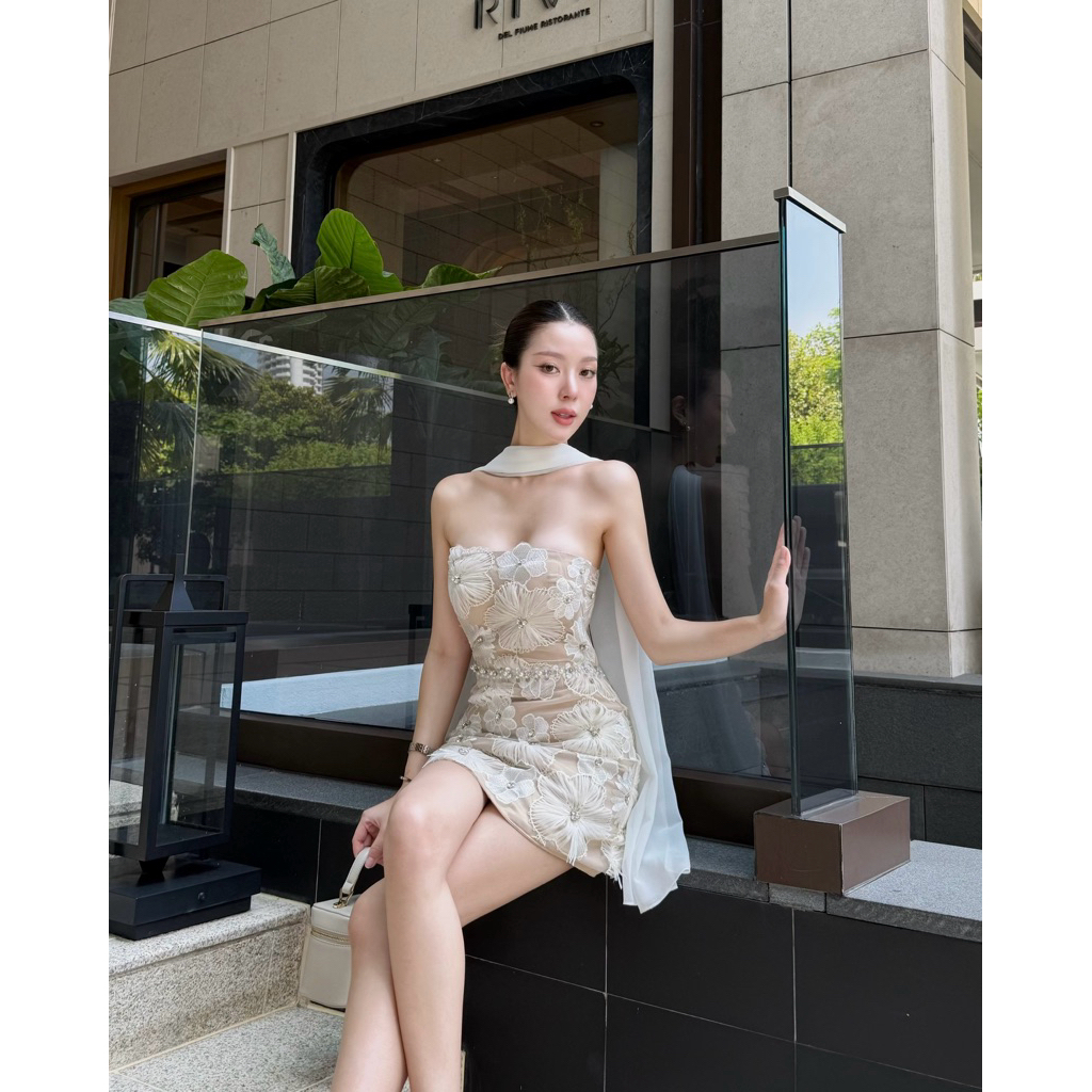 Celestia Floral Mini Dress เดรสดอกไม้ ขอผ้าพาดคอ ลุคคุณหนู มาก งานดอกไม้คือสวย ตัวชุดเป็นผ้าลูกไม้ปักดอกทั้งตัว