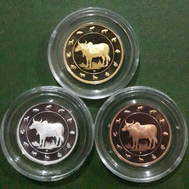 เหรียญที่ระลึก ปฏิทิน ปีฉลู พ.ศ.2552 ครบชุด 3 เหรียญ 3 สี ไม่ผ่านใช้ พร้อมตลับ