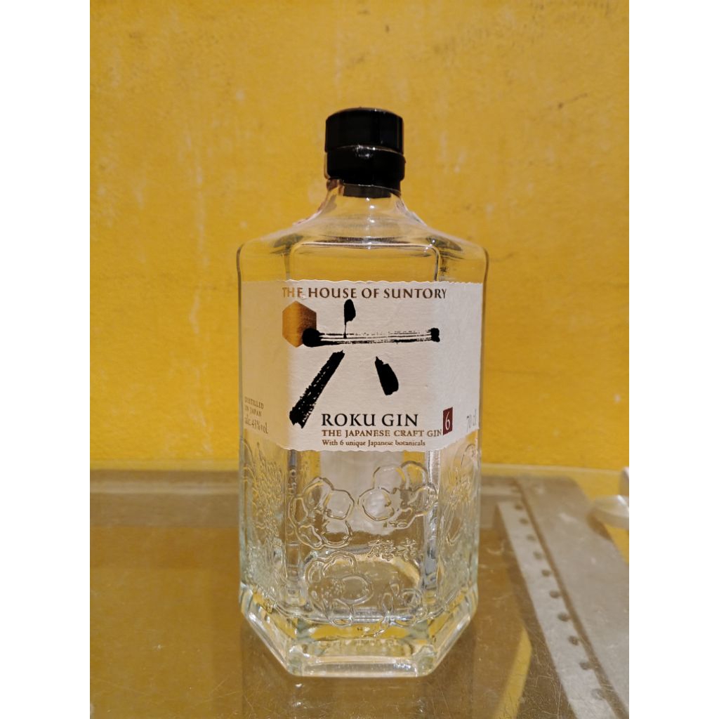 ขวดเปล่า Roku Gin จากญี่ปุ่น ลวดลายดอกซากุระ สภาพใหม่ เหมาะสำหรับโชว์ หรือ สะสม