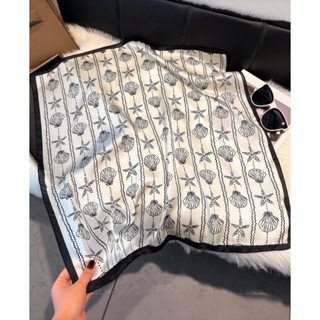 ผ้าพันคอสี่เหลี่ยมเล็กพิมพ์ลายดอกไม้หรูหรา 70ซม. ผ้าไหมเทียม…