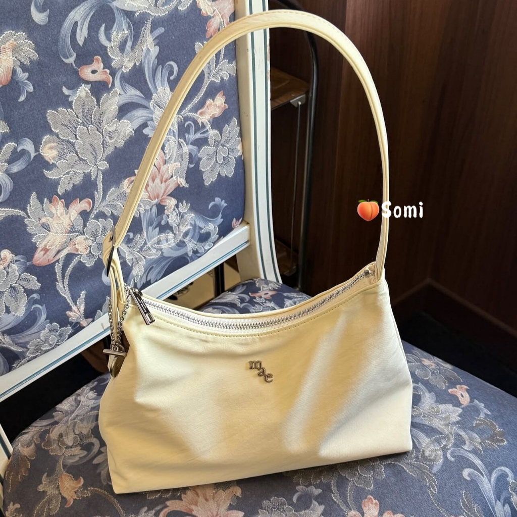 【somi】MUCU AND EBONY BAG จี้ลายนูนสำหรับจดหมาย มาการอง ไหล่เดี่ยว ถุงใต้วงแขน
