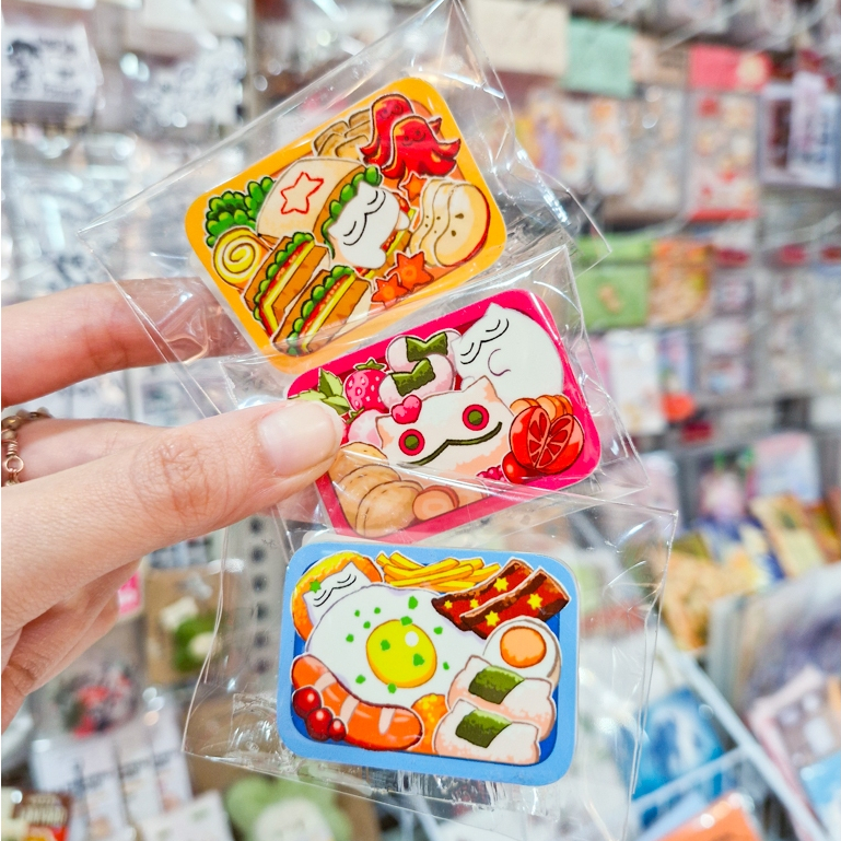 Acrylic Pin เข็มกลัดอะคริลิกลายแมวบินในกล่องเบนโตะ คาแรกเตอร์สุดคิ้วท์ผสมความน่ารักของอาหารญี่ปุ่น [Cotton Valent]