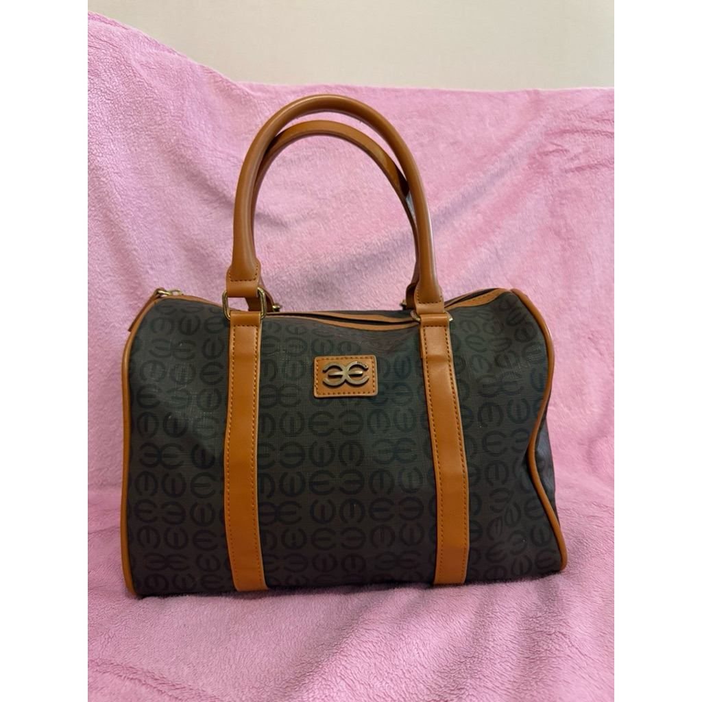 ส่งต่อกระเป๋าถือทรงหมอน  esquire