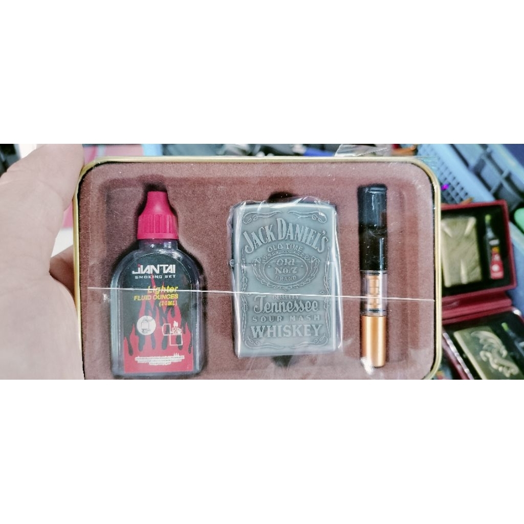 ไฟแช็ค zippo ไปเช็คน้ำมัน แถมน้ำมัน แถมฟรี 2 ชิ้น