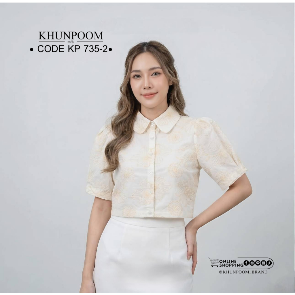 KP 735-2 จาก KHUNPOOM ตัวเสื้อมาพร้อมงานปักลายดอกไม้แบบนูนสวยสะดุดตา ทรงคอปกบัวและดีไซน์แขนตุ๊กตาเบา