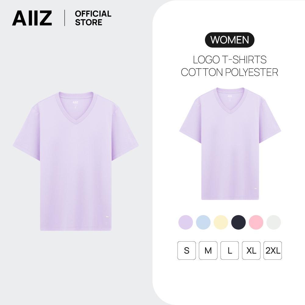 AIIZ (เอ ทู แซด) - AIIZ เสื้อยืดคอวีผู้หญิงสีพื้น โลโก้ AIIZ T-Shirt