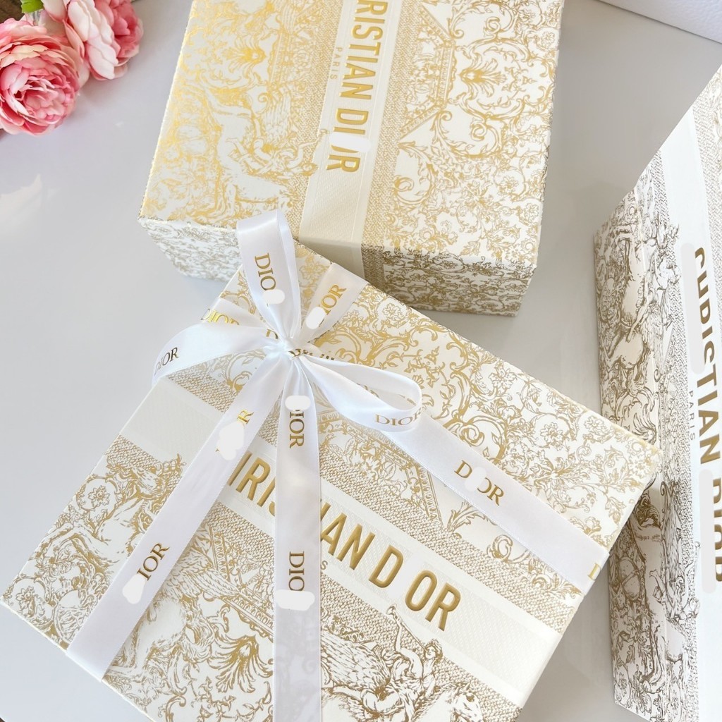 กล่องลิมิเต็ดผูกโบว์ D l 0 r  C h r l s t m a s Box Limited Collection 2023