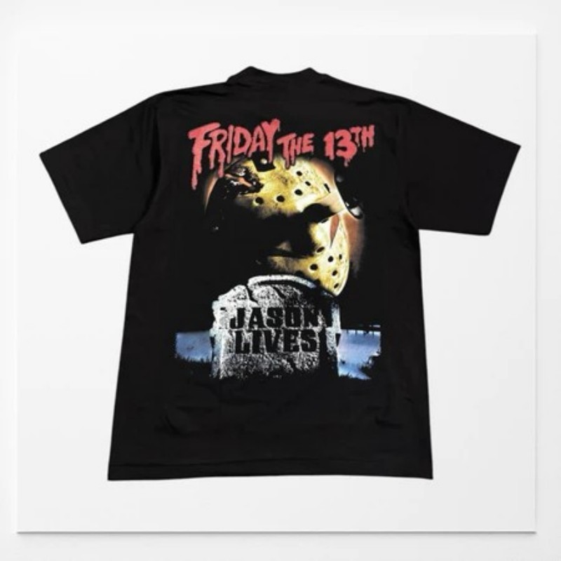 เสื้อยืด Friday the 13th "Jason Lives" | สไตล์สยองขวัญ Unisex Cotton Tee ผ้าฝ้ายสบาย