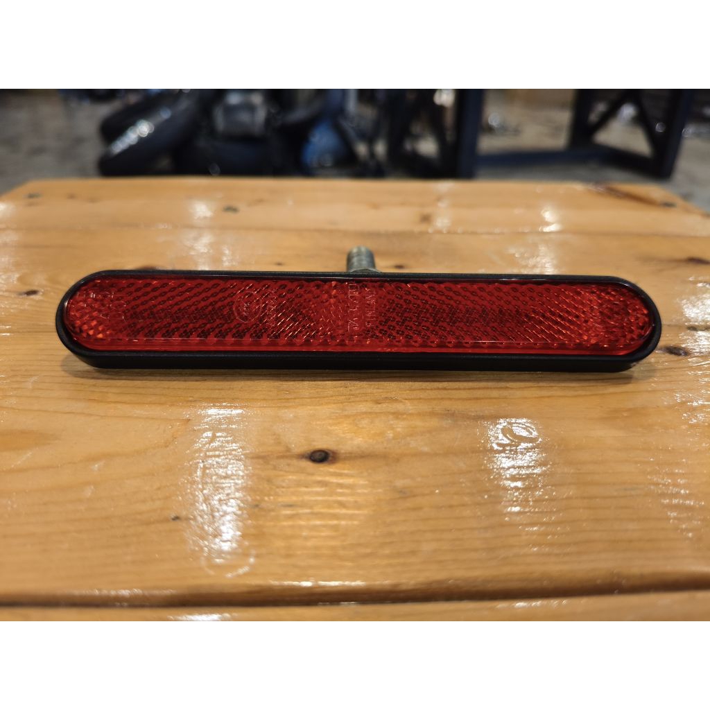 ทับทิมติดสวิงอาร์ม 60271-08 Harley Davidson Breakout CVO Prostreet ปี 2016-2021